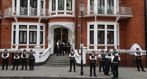 14.02.14_Zizek_O que é um autêntico evento político_embaixada_assange