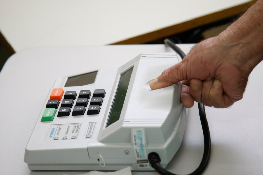 Eleitor realiza a identificação biométrica