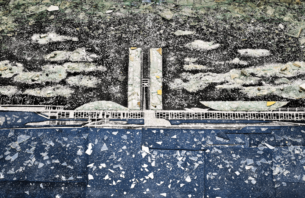 A obra "8 de janeiro de 2023", de Vik Muniz, reconstrói a imagem do Congresso Nacional a partir de vidro despedaçado, cartuchos de balas e restos de carpete azul coletados após a invasão do prédio, em 2023. Está em exposição permanente no Salão Azul do Senado Federal, afixada em local próximo à entrada do Plenário da Casa.